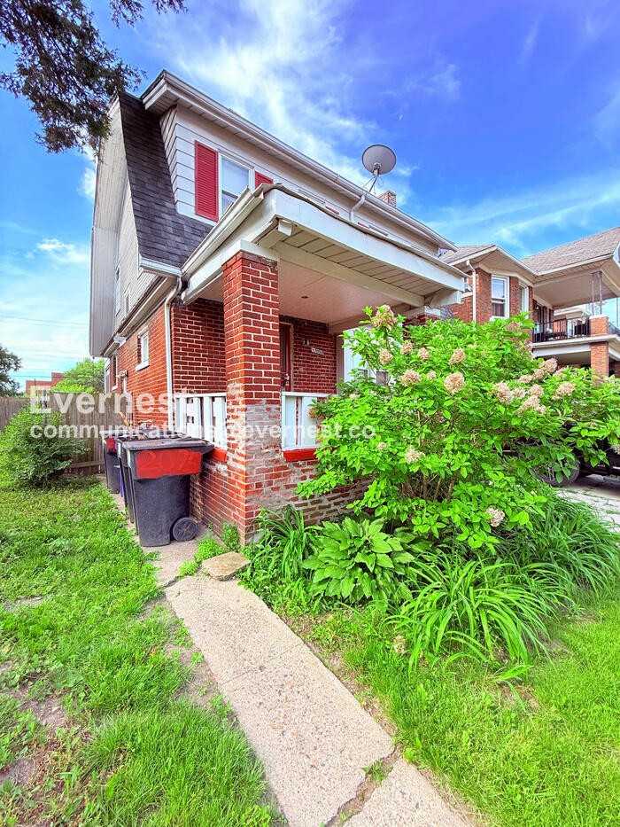 2047 Seward St - Photo 2 of 24