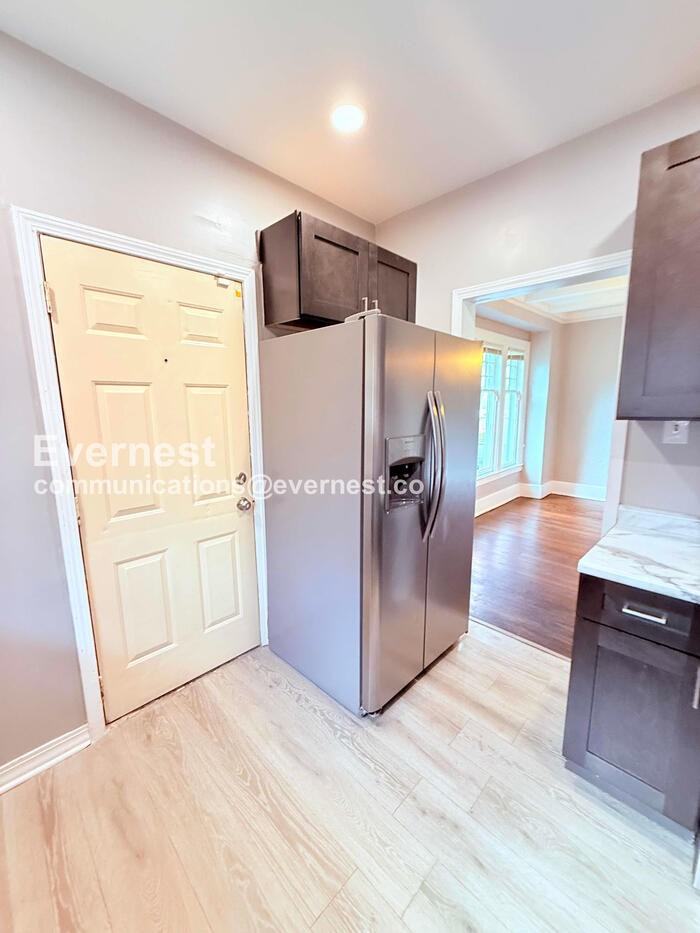 2047 Seward St - Photo 3 of 24