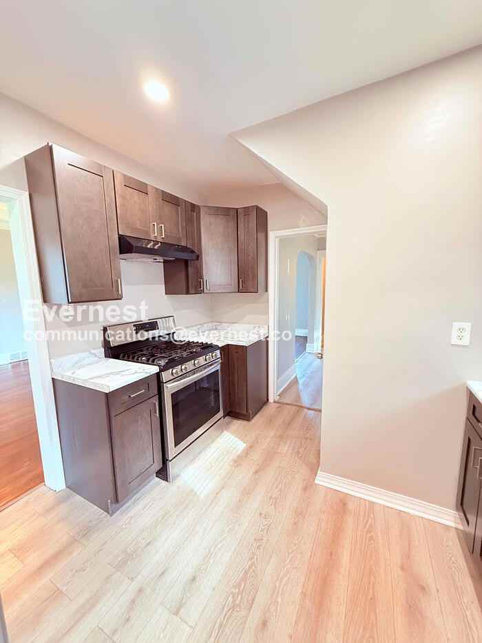 2047 Seward St - Photo 4 of 24