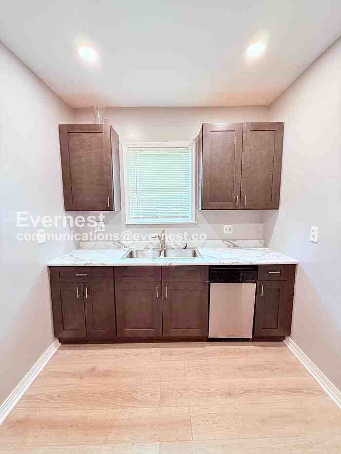 2047 Seward St - Photo 5 of 24