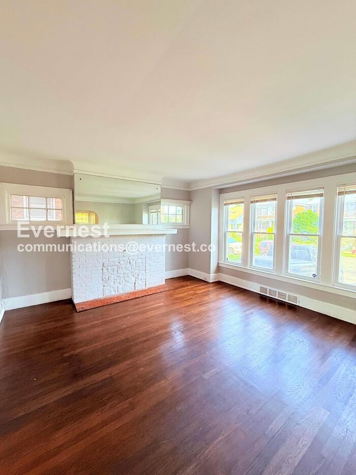2047 Seward St - Photo 6 of 24