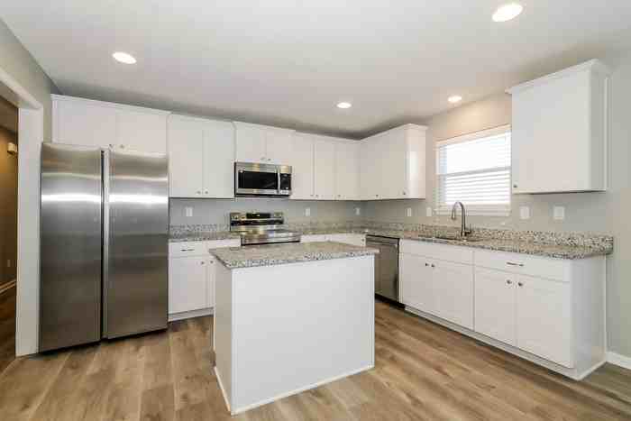906 Nw Hilltop Ln - Photo 2 of 16