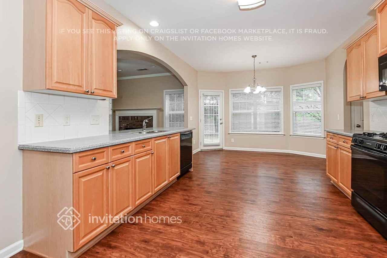 940 Island Bluff Ln - Photo 5 of 18