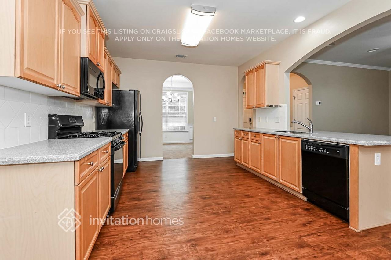 940 Island Bluff Ln - Photo 6 of 18
