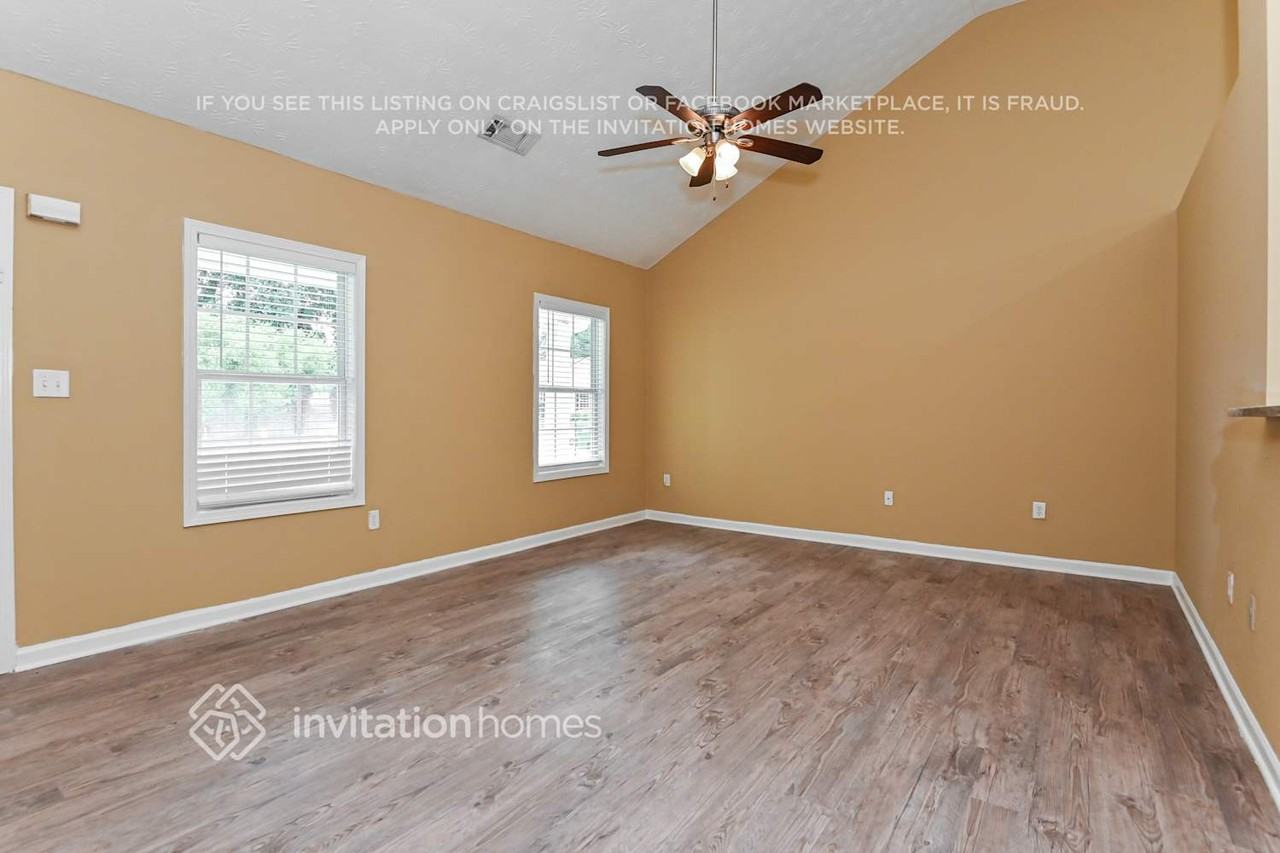 552 Bridgeport Pl - Photo 4 of 17