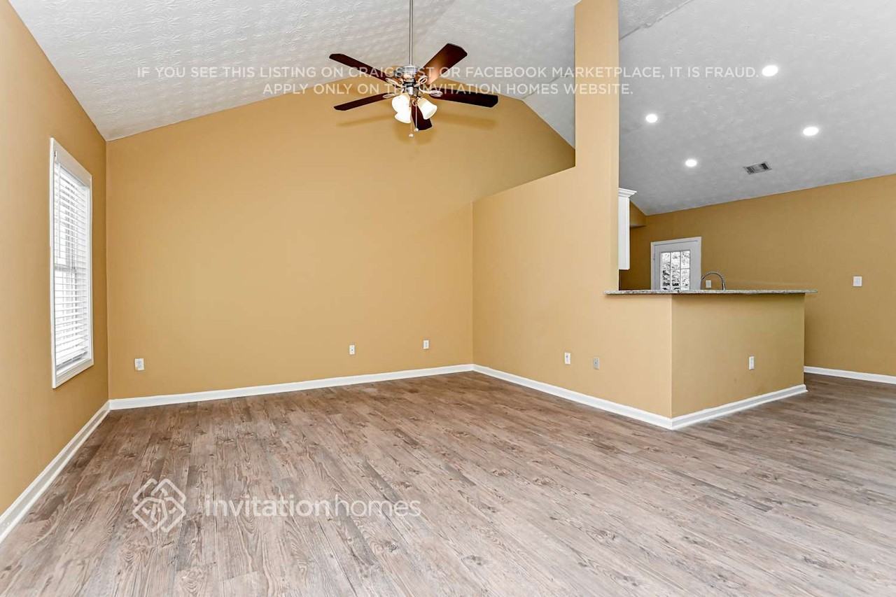 552 Bridgeport Pl - Photo 5 of 17