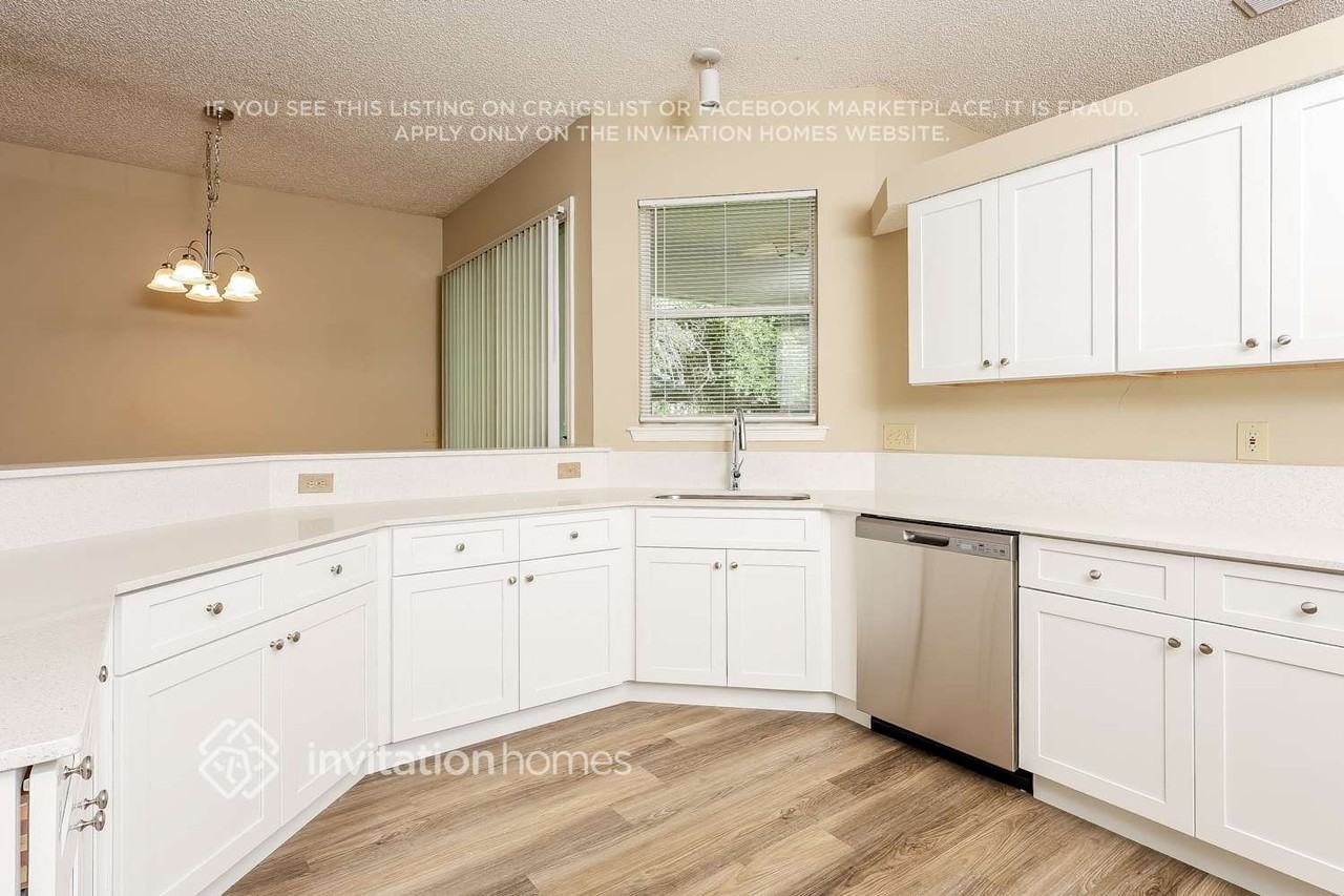 11836 Lake Fern Dr - Photo 4 of 17