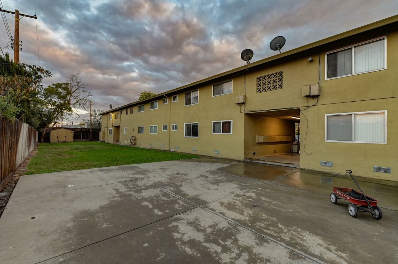 Sierra Court Apartments - Photo 3 of 7