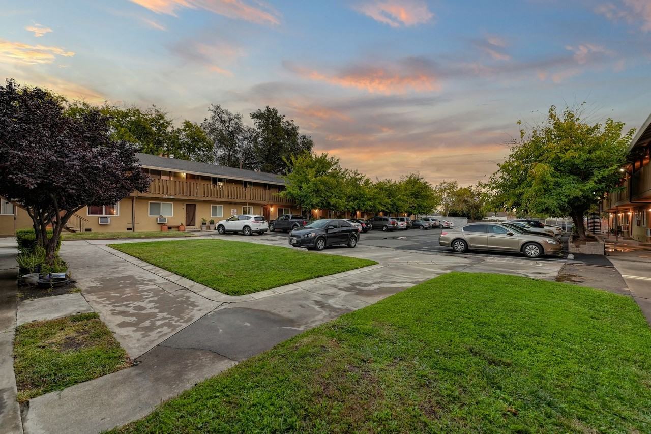 Sierra Court Apartments - Photo 4 of 7