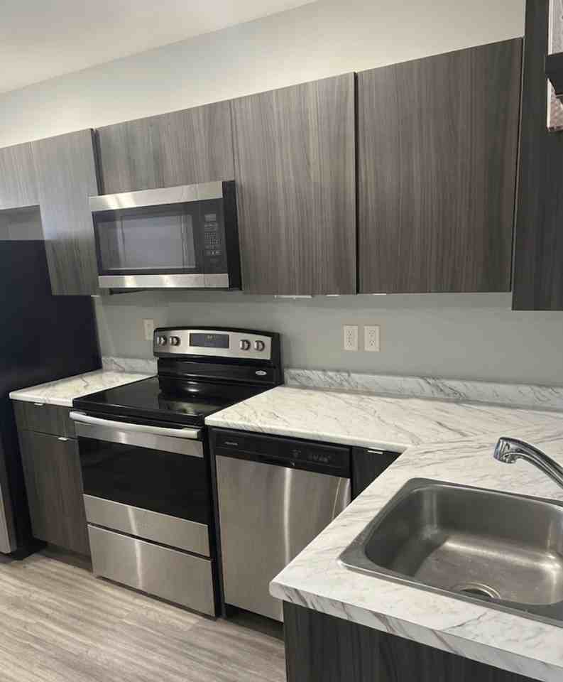 420 Hilliard St W - Photo 2 of 8