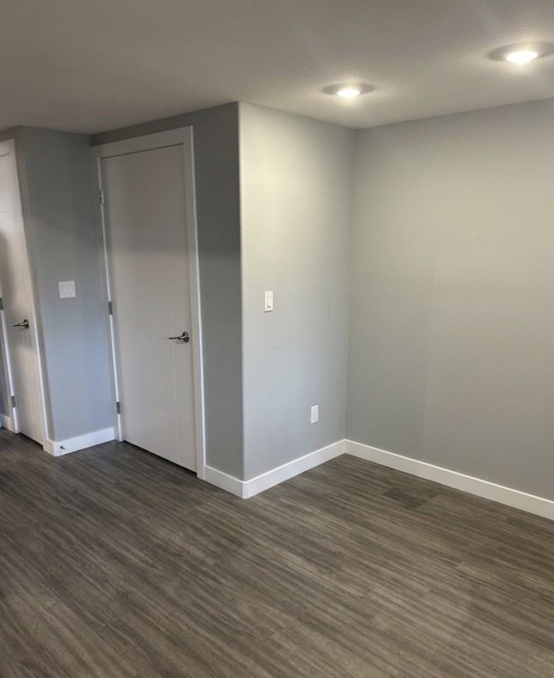 420 Hilliard St W - Photo 3 of 8