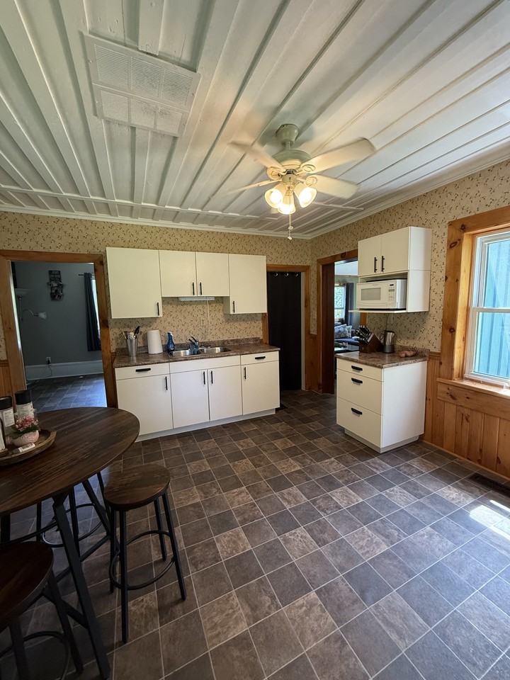 1622 Vanderwater Rd - Photo 3 of 18