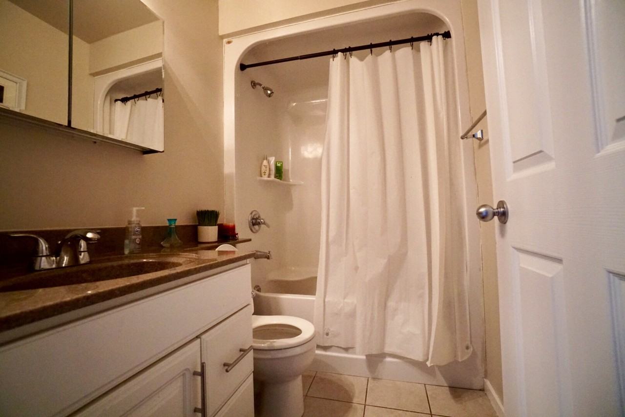2495 King Edward St - Photo 3 of 15