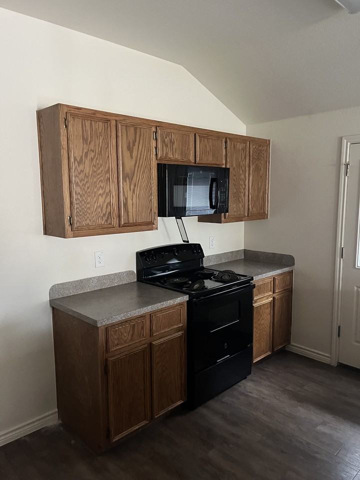 922 Maplewood St #B - Photo 4 of 14