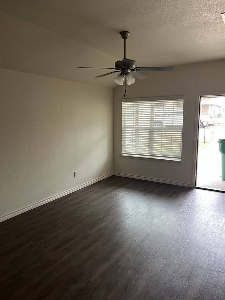 922 Maplewood St #B - Photo 6 of 14