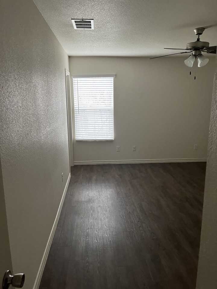 922 Maplewood St #B - Photo 7 of 14