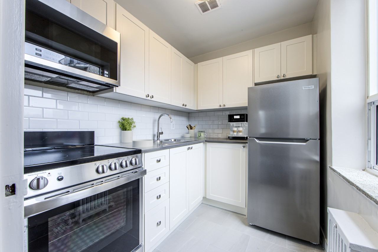 Upper Canada Apartments 165 - Photo 2 of 12