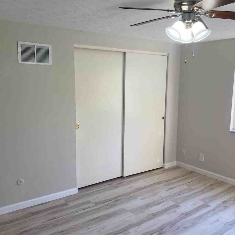 8 Holloway Dr #B - Photo 5 of 15