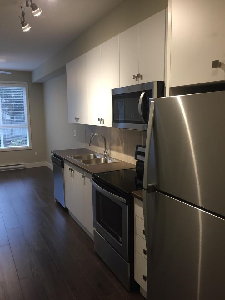 Parallel 1 Apartments - Photo 4 of 13