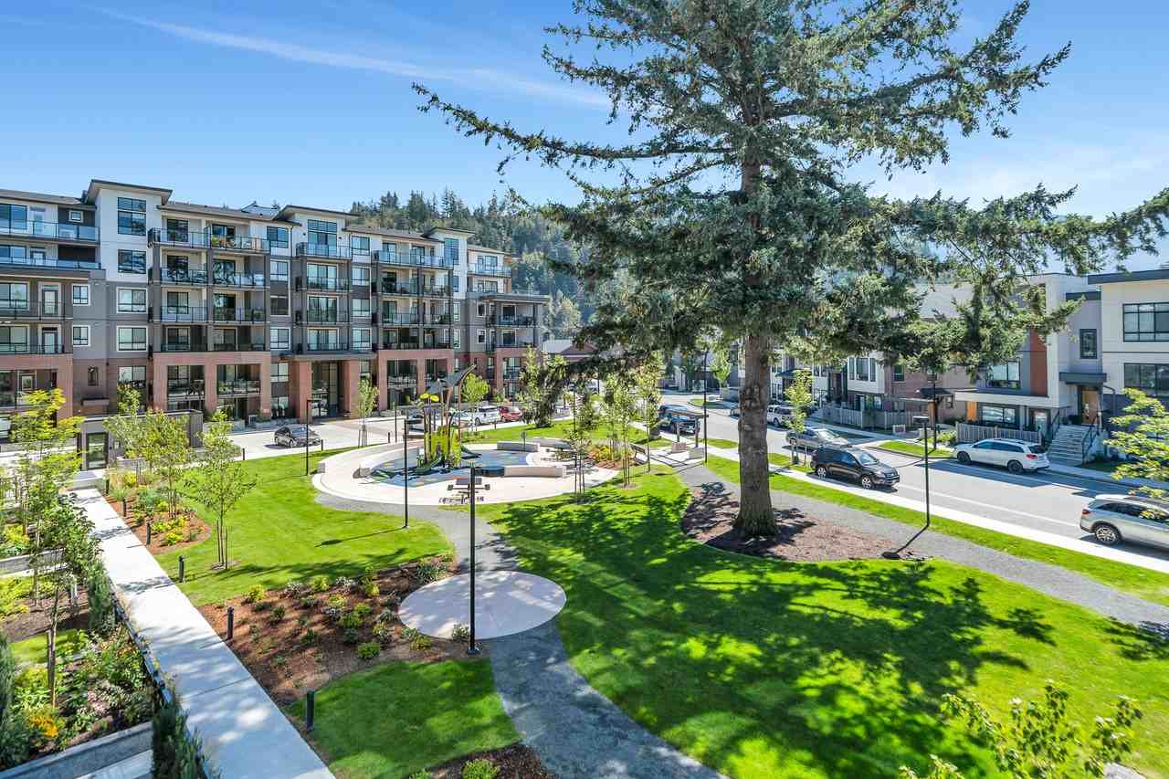 York Residences - Photo 5 of 50