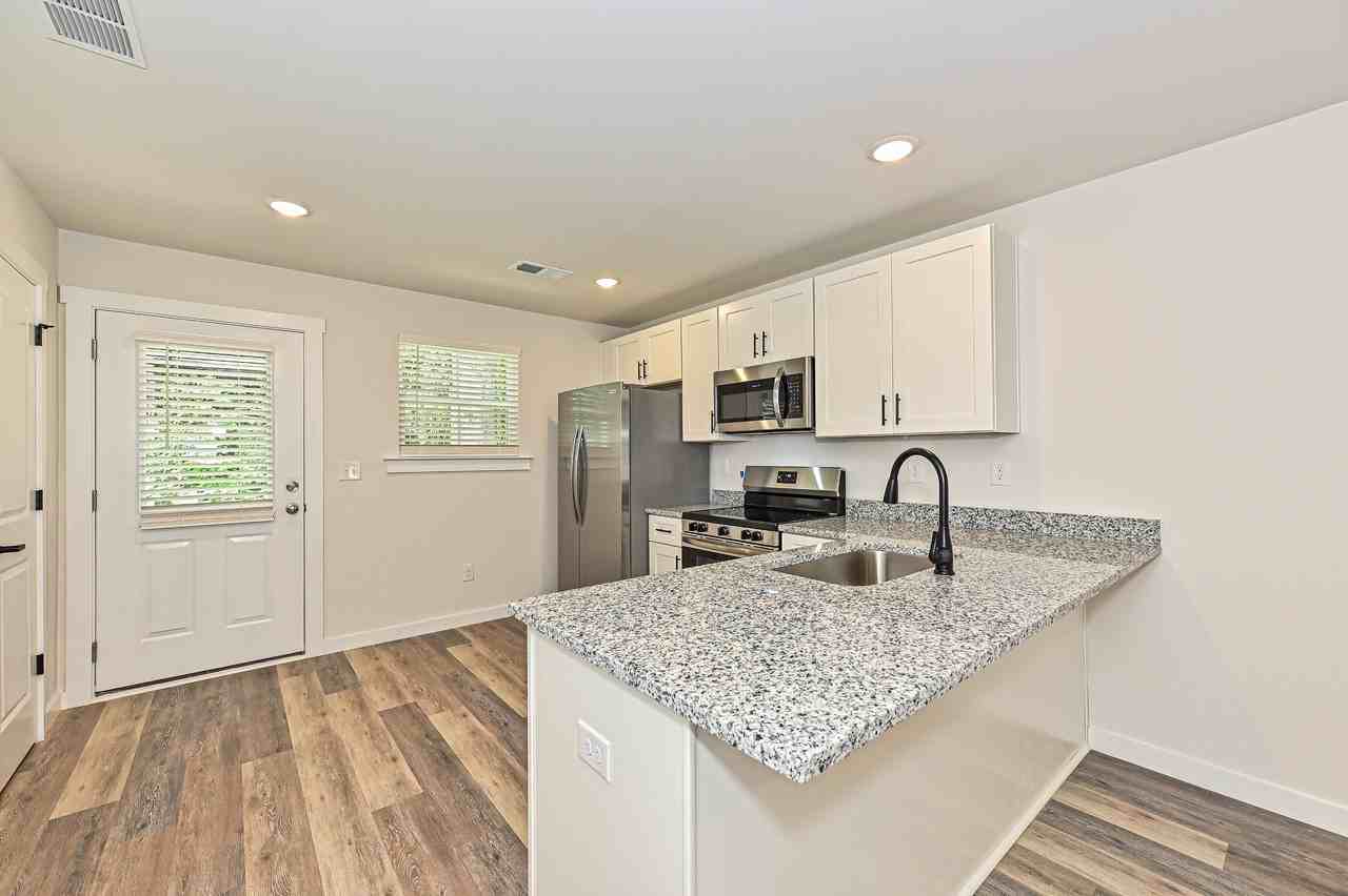 502 12th Ave Ne #1 - Photo 7 of 23