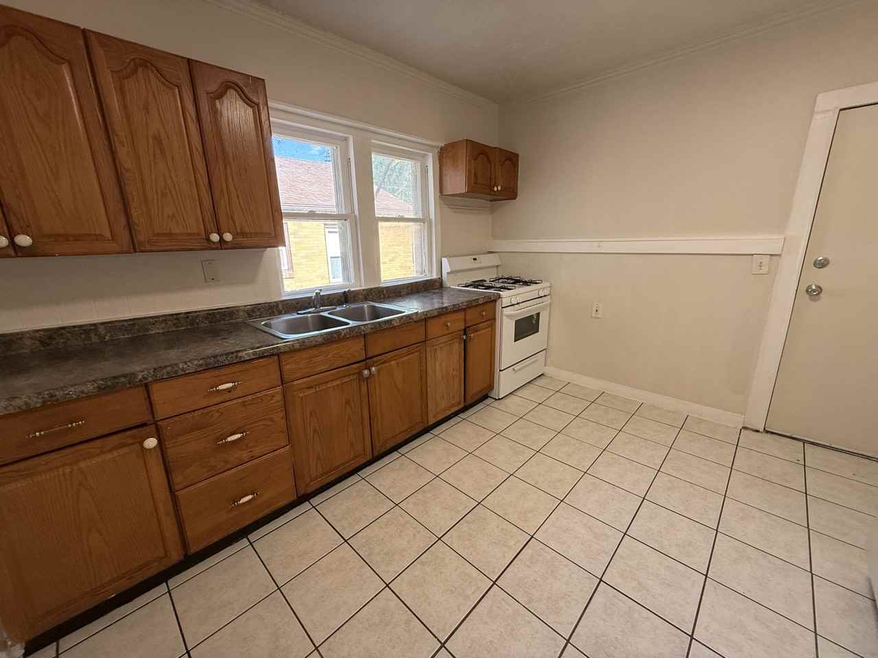 2804 Kenmore Ave #SFH - Photo 6 of 7