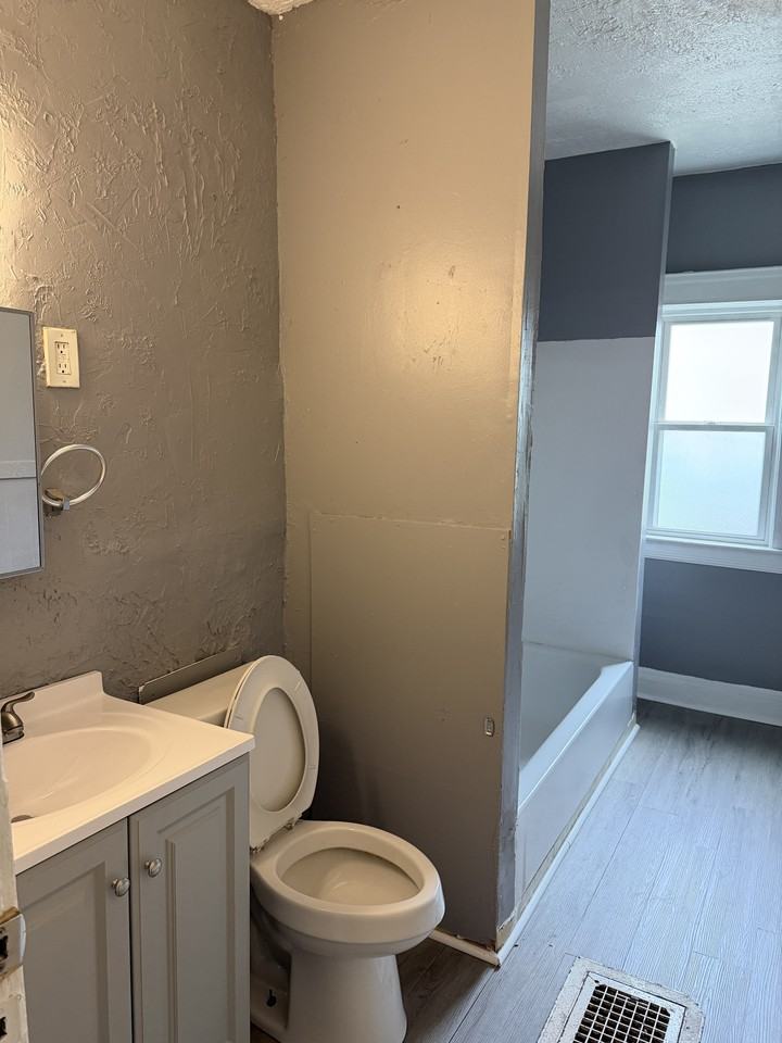 3552 E 138th St - Photo 5 of 29