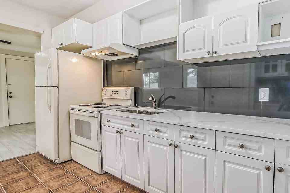 1028 9 Street Southeast - 1 #1 - Photo 4 of 34