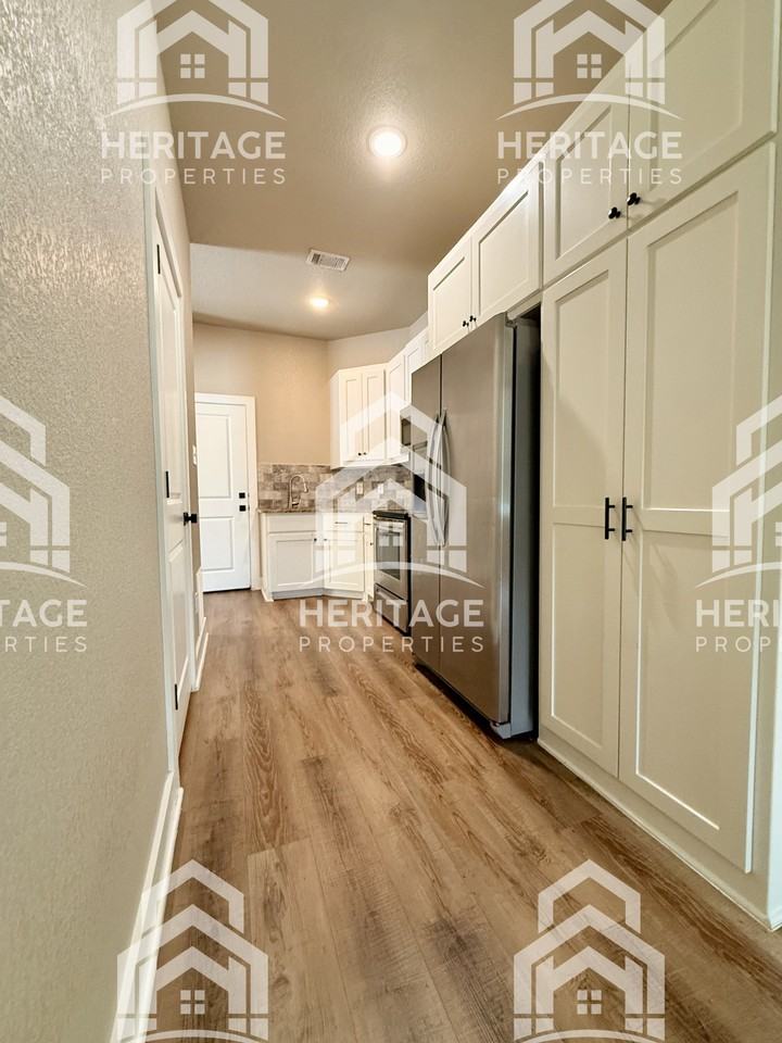 1008 Halsell St #200 - Photo 3 of 24