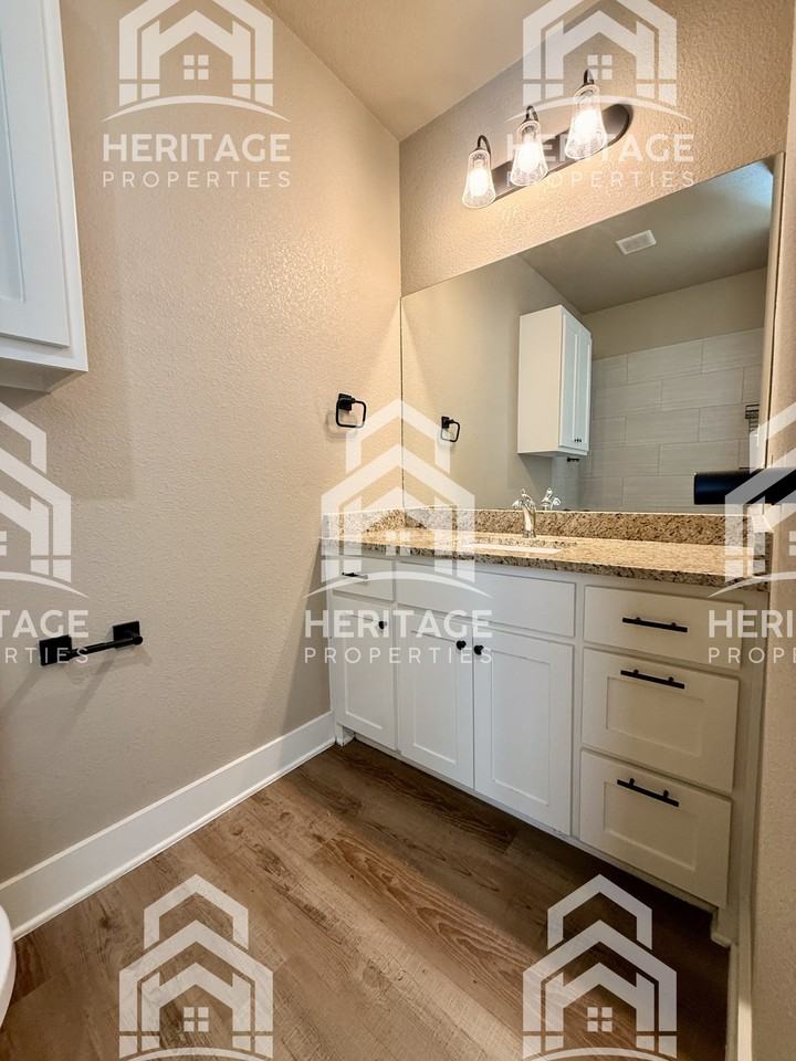 1008 Halsell St #200 - Photo 4 of 24