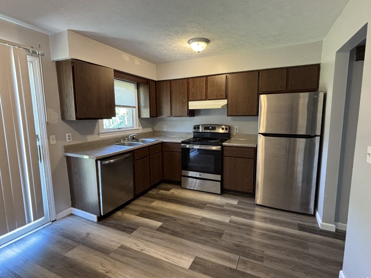 601 Lakeview Dr #1 - Photo 2 of 9