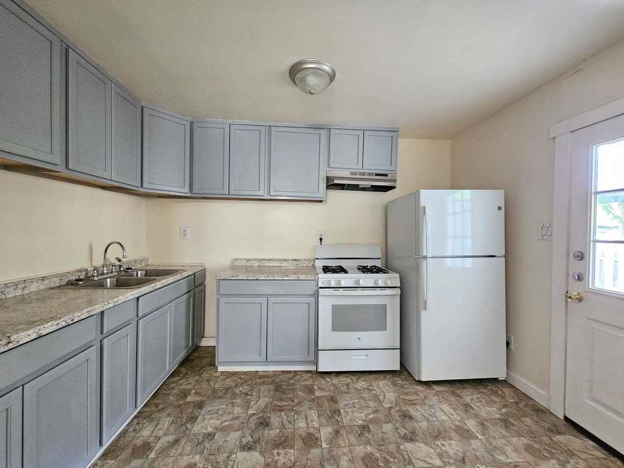 411 Washington St - Photo 3 of 11