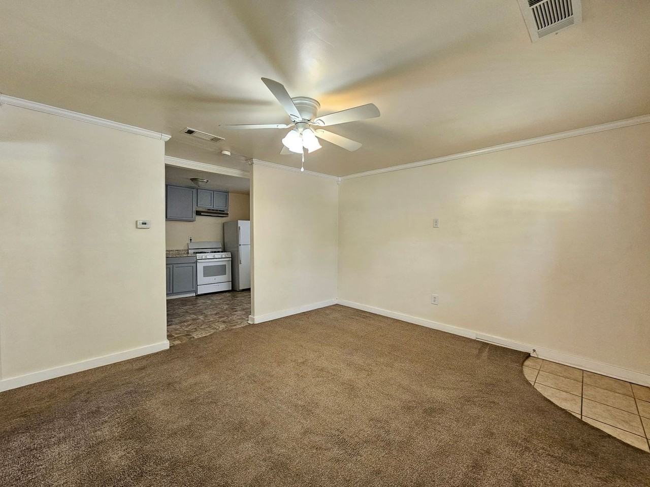 411 Washington St - Photo 4 of 11