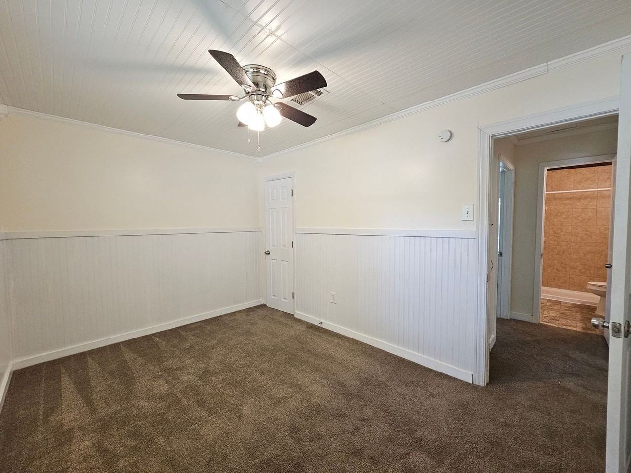 411 Washington St - Photo 6 of 11