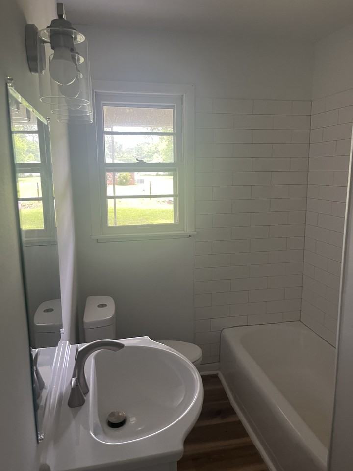 142 Hamaker St Sw #1 - Photo 5 of 11