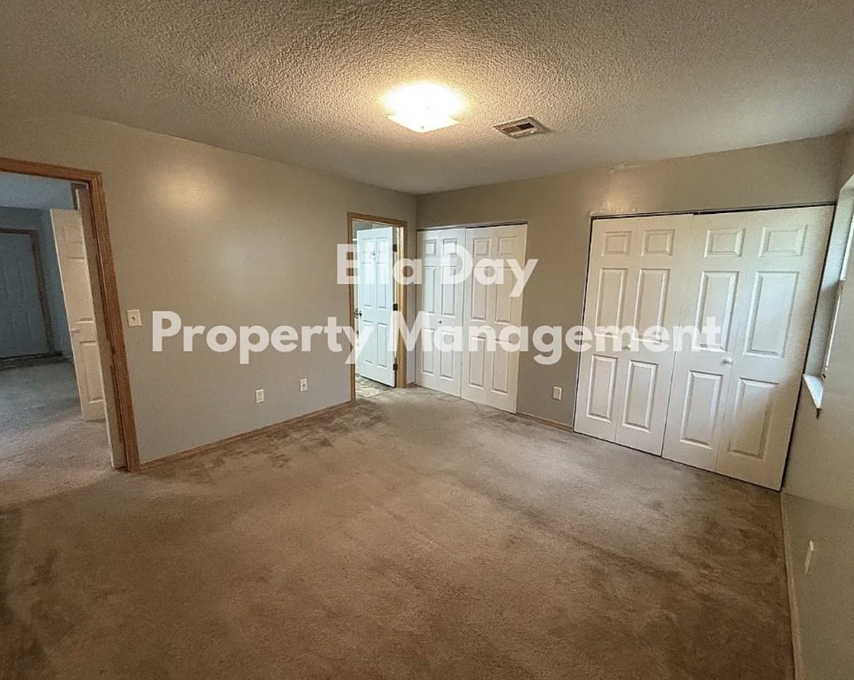 11438 E Lewis St #1 - Photo 7 of 10