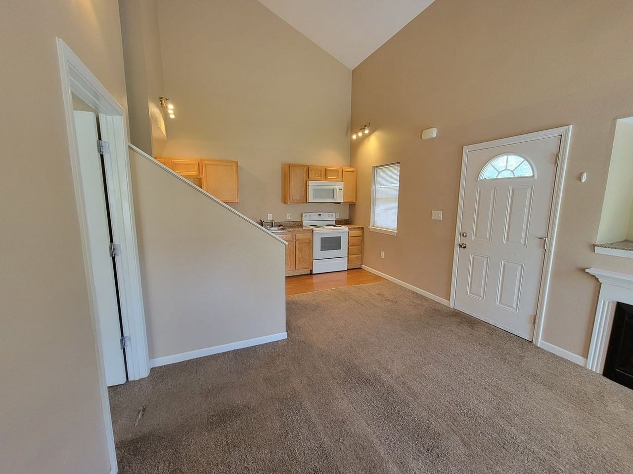 316 E Davis St - Photo 6 of 16