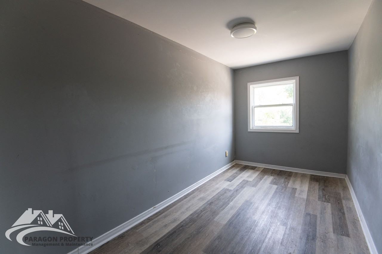 48 Adelaide St N #3 - Photo 3 of 7