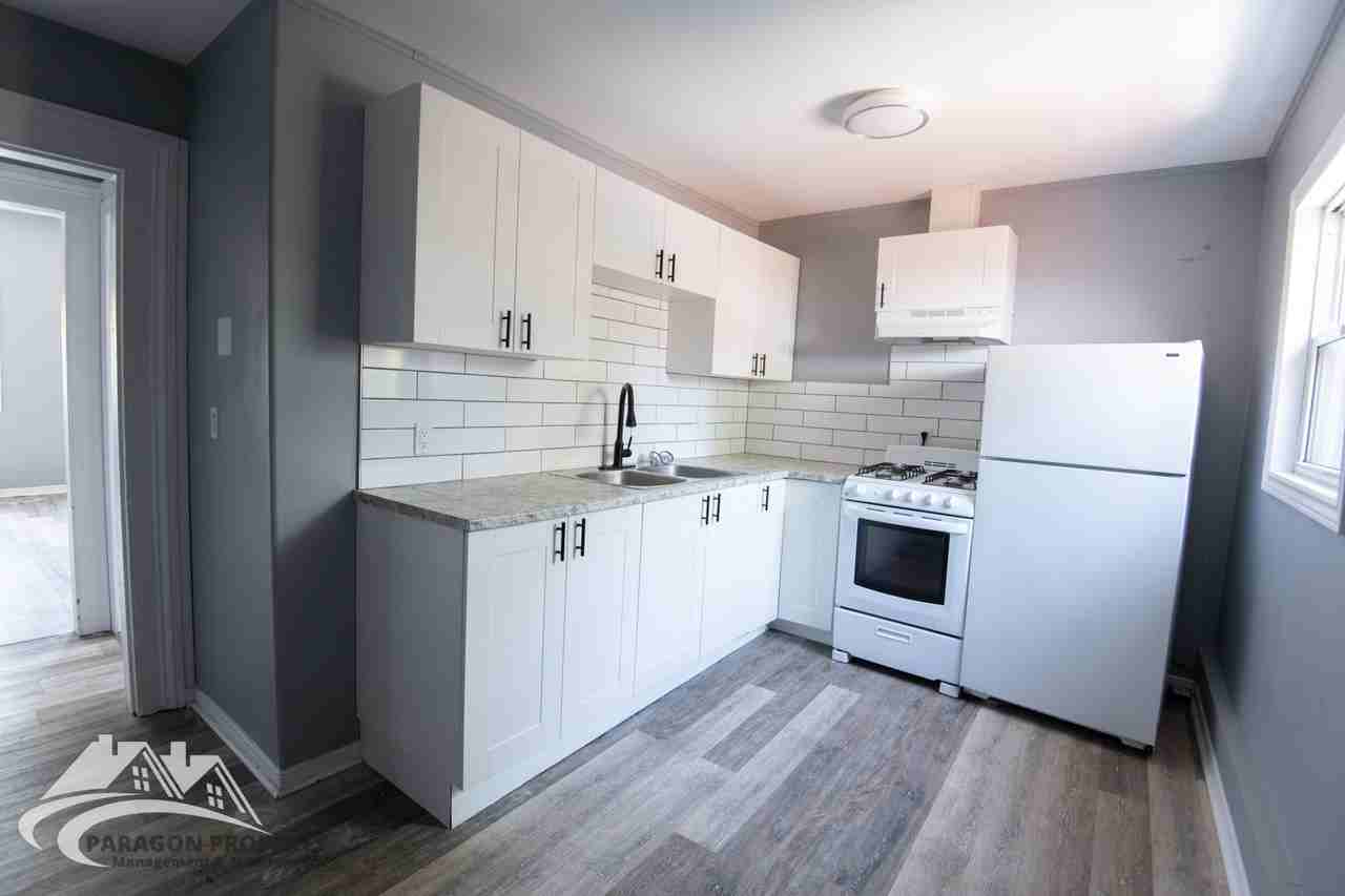 48 Adelaide St N #3 - Photo 4 of 7
