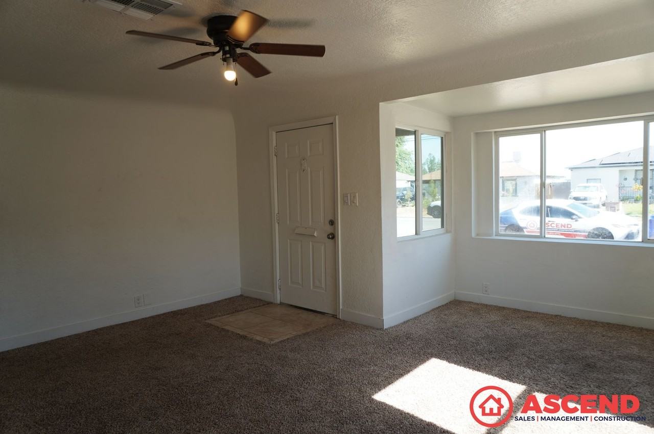 1007 Castaic Ave - Photo 2 of 13