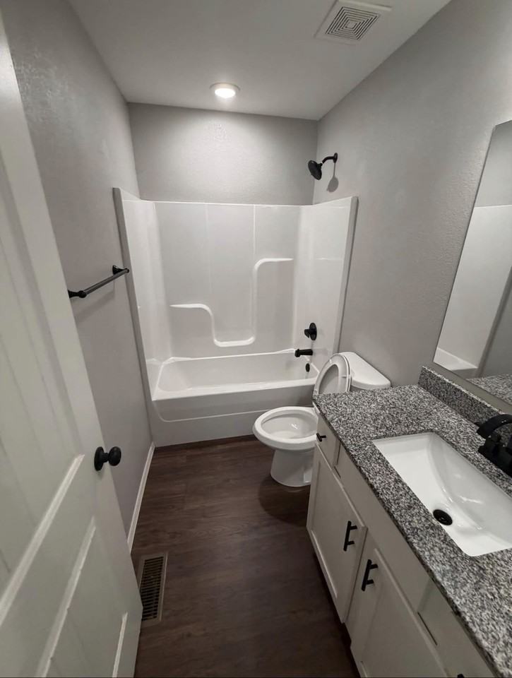 2212 Savannah St #303 - Photo 4 of 7
