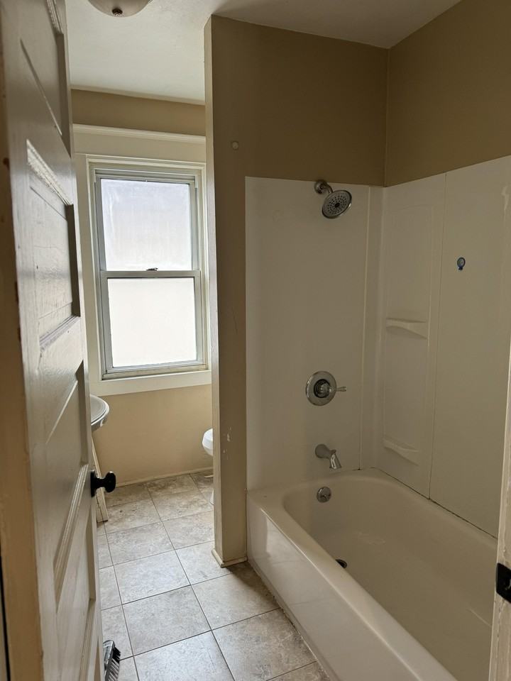 303 N 3rd St #2 - Photo 4 of 11