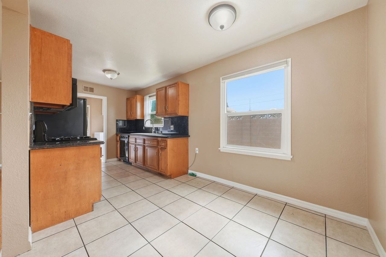 345 N Shattuck Pl - Photo 4 of 17
