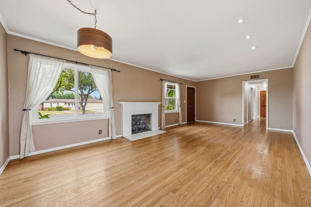 345 N Shattuck Pl - Photo 6 of 17