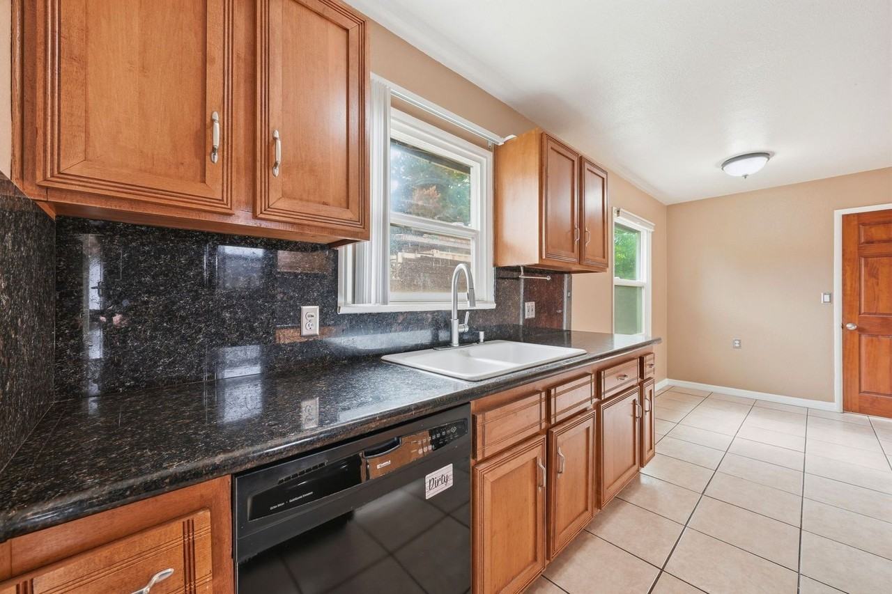 345 N Shattuck Pl - Photo 5 of 17