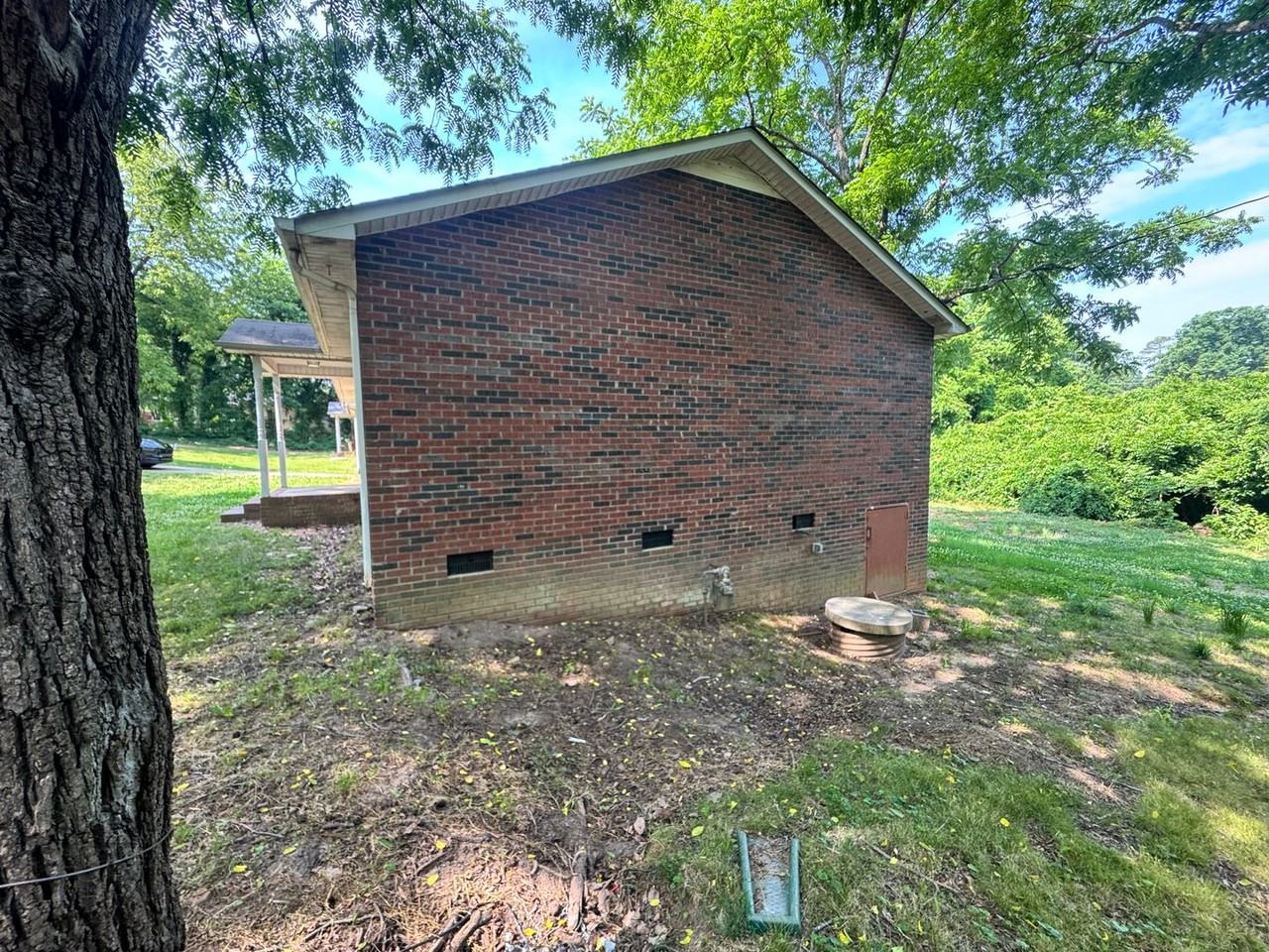 943 Grace St - Photo 3 of 28
