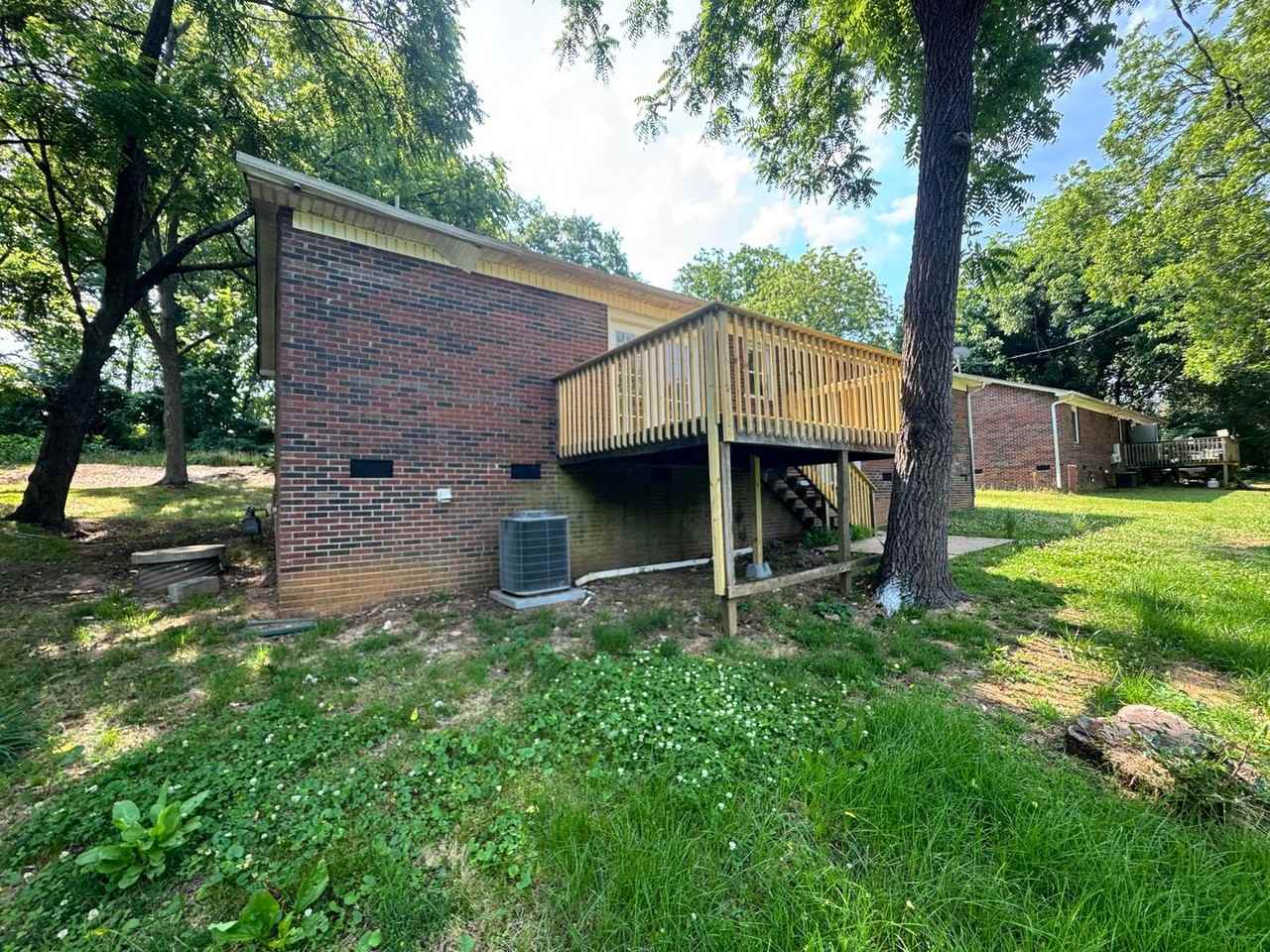 943 Grace St - Photo 4 of 28