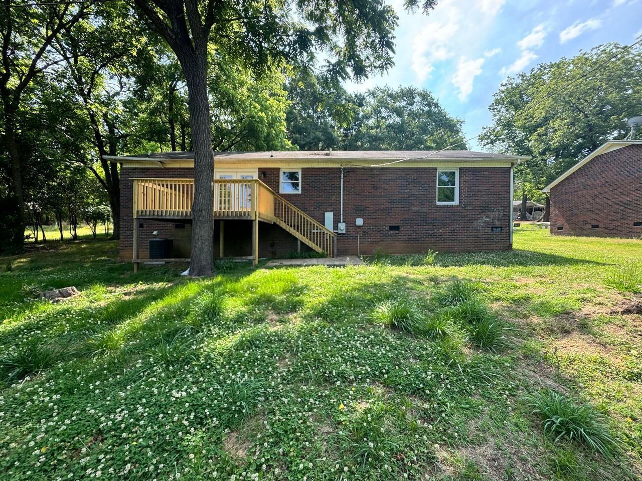 943 Grace St - Photo 5 of 28