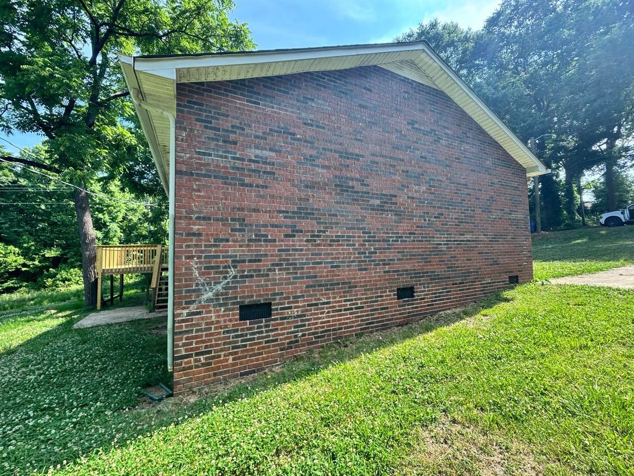 943 Grace St - Photo 6 of 28