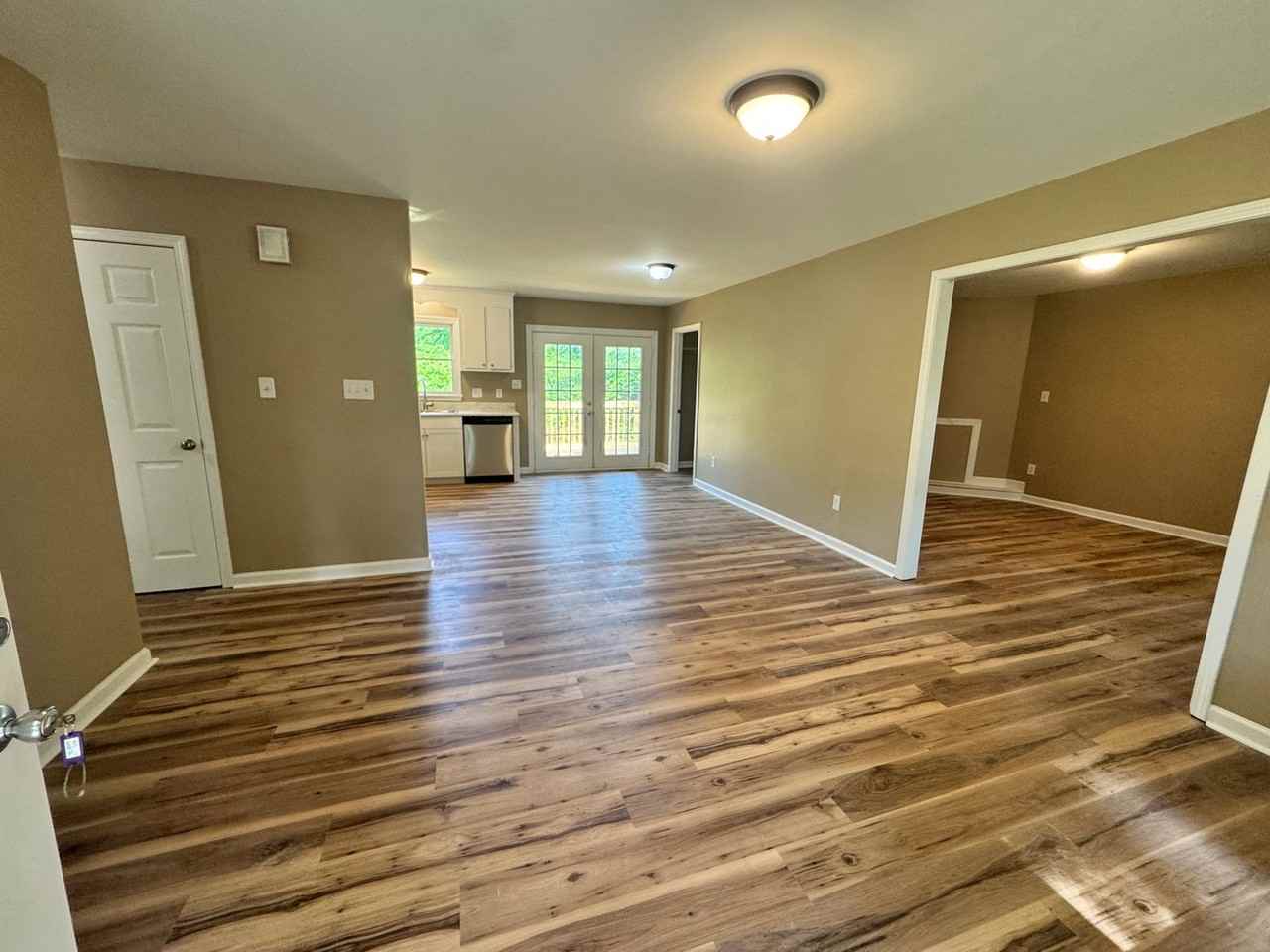 943 Grace St - Photo 7 of 28
